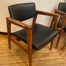 Load image into Gallery viewer, Mid Century Black Vinyl Chair Set
